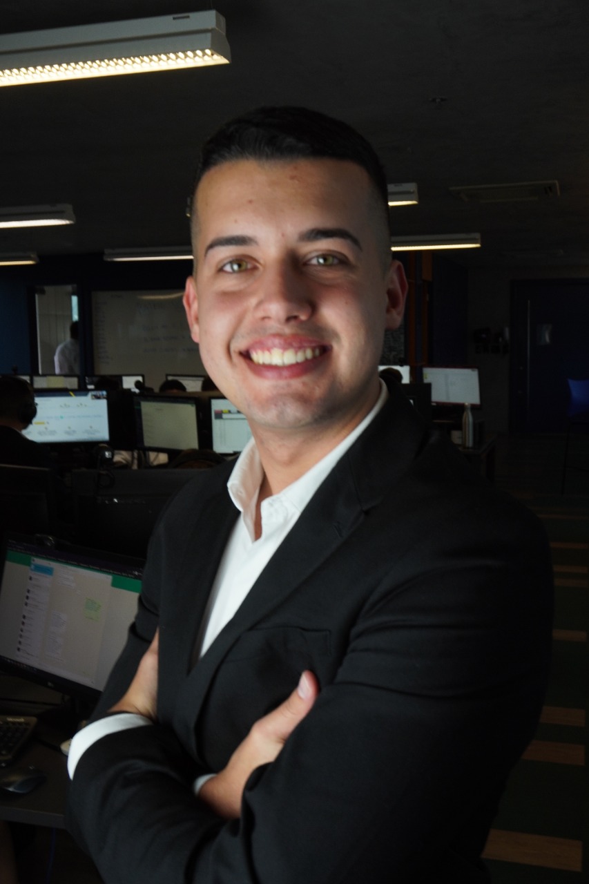 João Freitas de terno no ambiente de trabalho, na etapa de assessor de investimentos